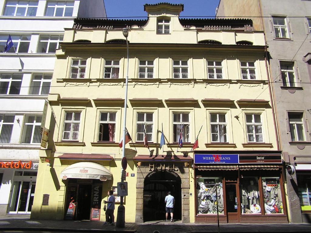 布拉格的住宿－優杜瓦澤拉徹柯里祖酒店，街道拐角处的黄色大建筑