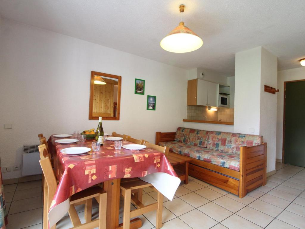 - une cuisine et une salle à manger avec une table et un canapé dans l'établissement Appartement cosy 6 pers avec balcon, draps et Wifi inclus, à Termignon-Val Cenis - FR-1-508-1, à Termignon