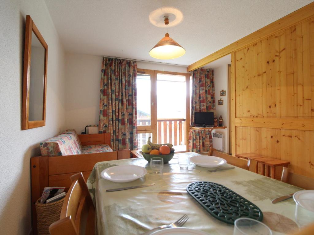 a dining room with a table and a room with a bed at Appartement cosy 4 pers au pied des pistes avec wifi, balcon et casier à ski - FR-1-508-18 in Termignon