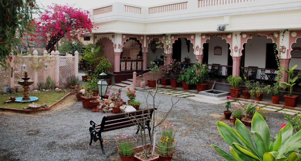 einen Innenhof mit einer Bank vor einem Gebäude in der Unterkunft Badnor House - The Heritage Homestay in Ajmer