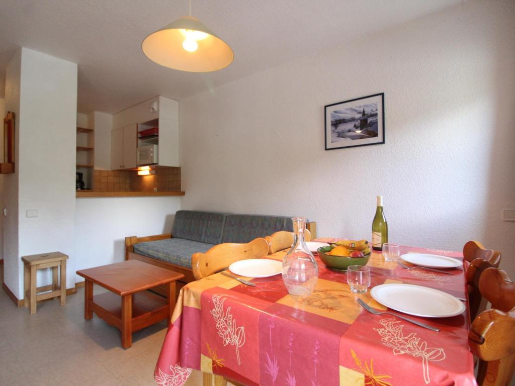 a living room with a table and a couch at Appartement Termignon, 2 pièces, 4 personnes - FR-1-508-99 in Termignon