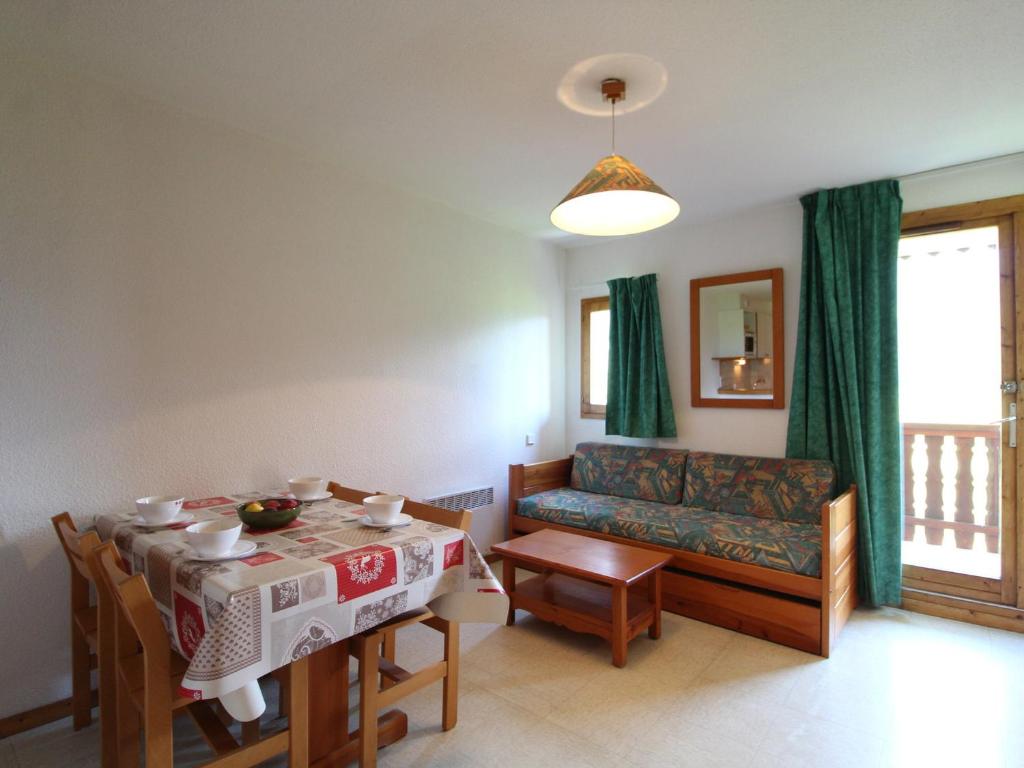 ein Wohnzimmer mit einem Tisch und einem Sofa in der Unterkunft Appartement Termignon, 2 pièces, 4 personnes - FR-1-508-128 in Termignon