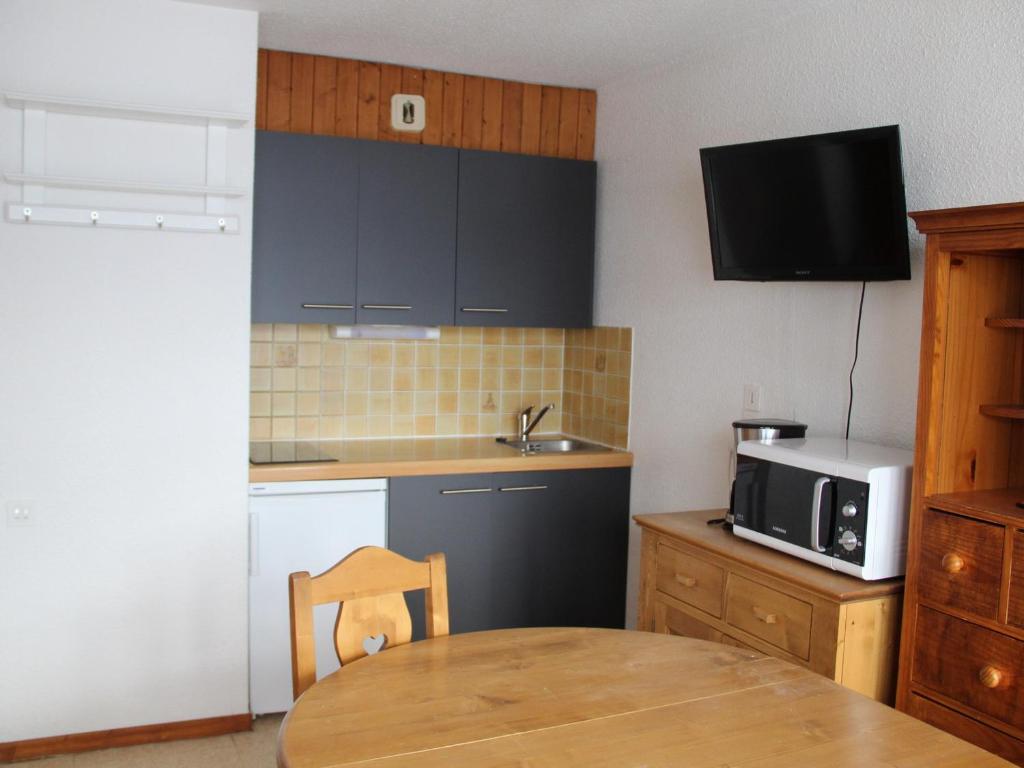 Kuchyň nebo kuchyňský kout v ubytování Studio 3 Personnes avec Balcon à Val Cenis Le Haut, Proche Pistes et Commerces - FR-1-508-182