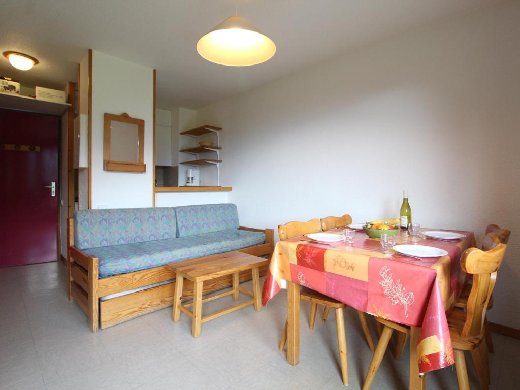 un soggiorno con divano blu e tavolo di Appartement Termignon, 2 pièces, 4 personnes - FR-1-508-192 a Termignon