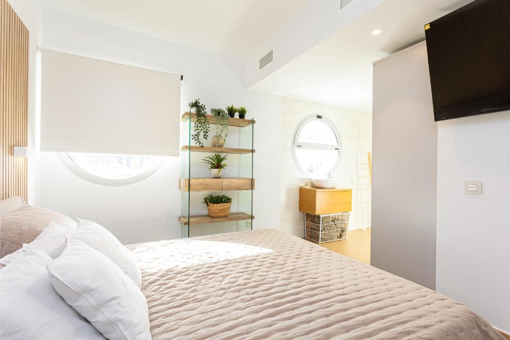 Posteľ alebo postele v izbe v ubytovaní Ensuite Deluxe Jacuzzi & Parking Privado