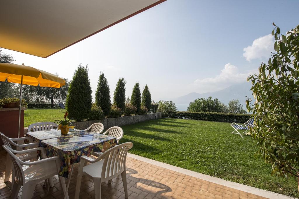 Appartamenti Gianni - Two-Bedroom Apartment With Terrace And Lake View