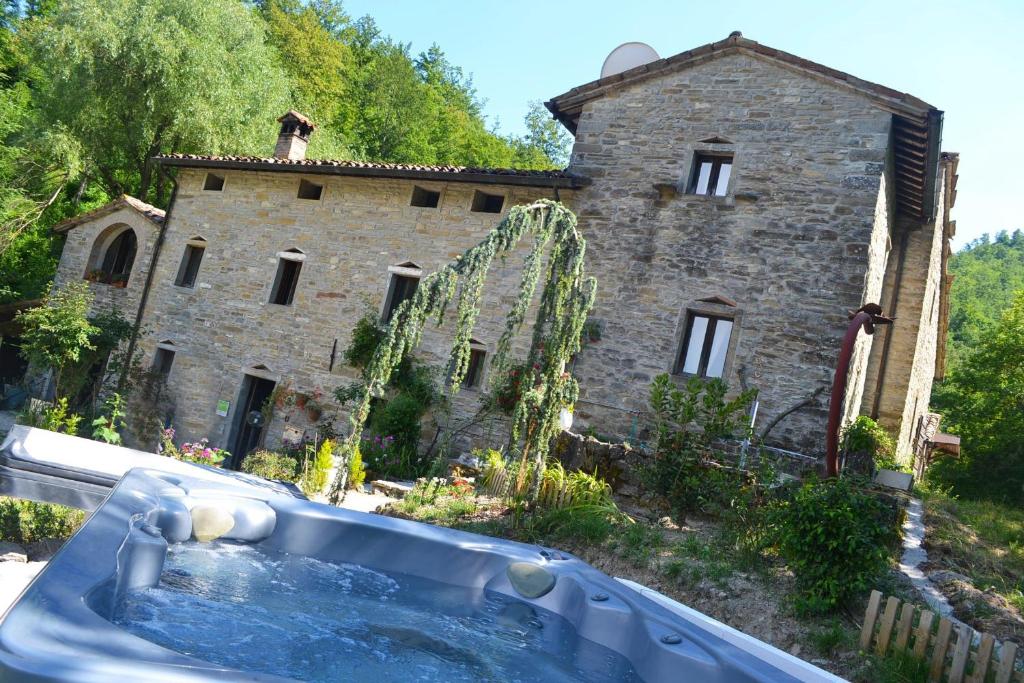 une baignoire en face d'un bâtiment dans l'établissement ValdericArte, à Lamoli Di Borgo Pace