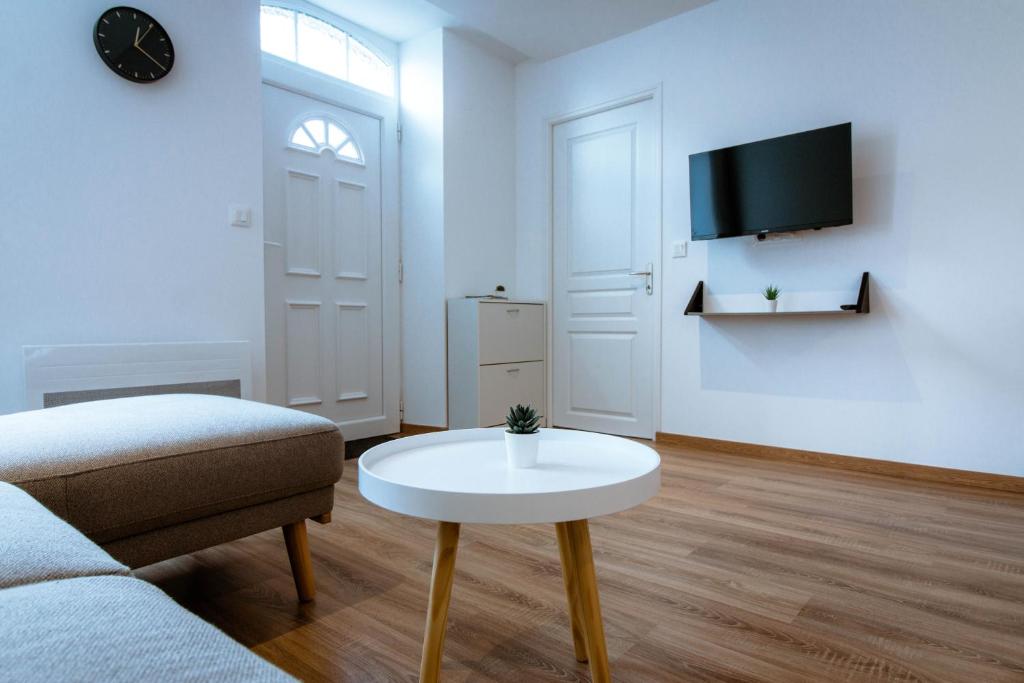 Home2Stay Valognes - One-Bedroom Apartment A