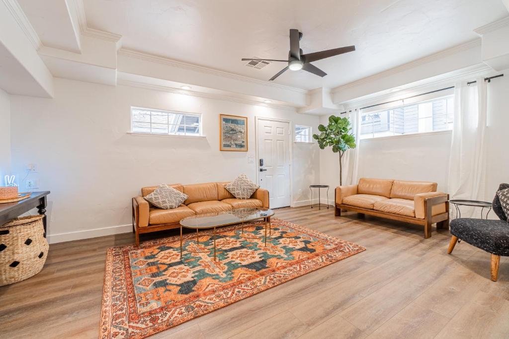 Stylish 2-Bedroom walking distance to Downtown - Casa De Dos Dormitorios