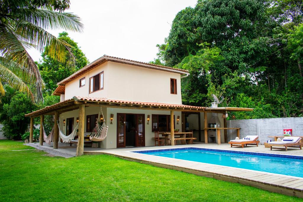 una casa con piscina al lado de una casa en Casa João Viera Trancoso, en Trancoso