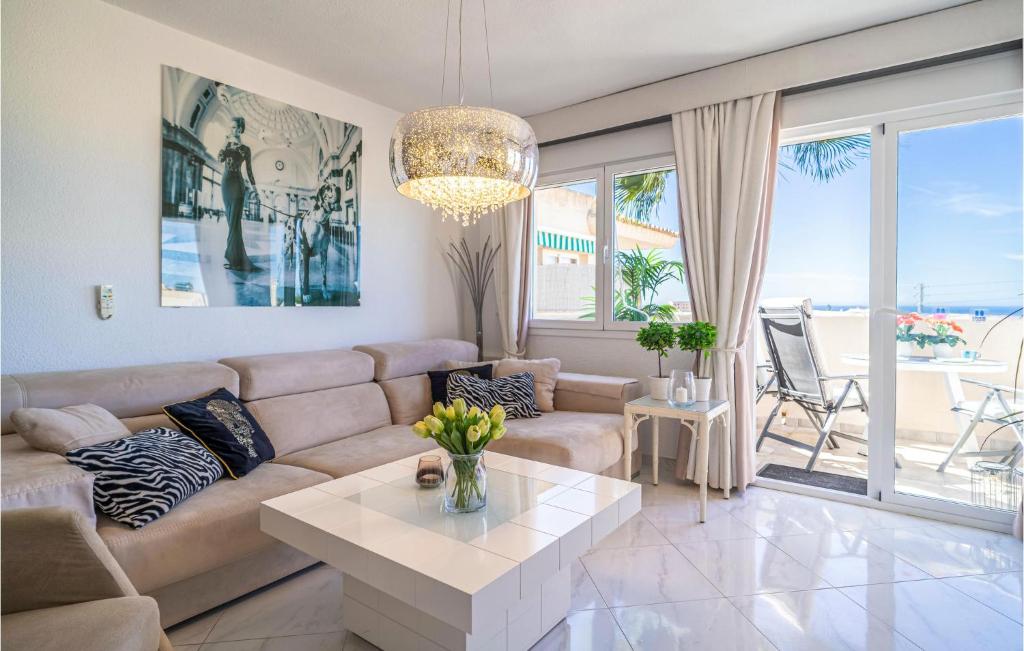 Sitio de CalahondaにあるStunning Apartment In Riviera Del Sol With Wifiのリビングルーム(ソファ、テーブル付)