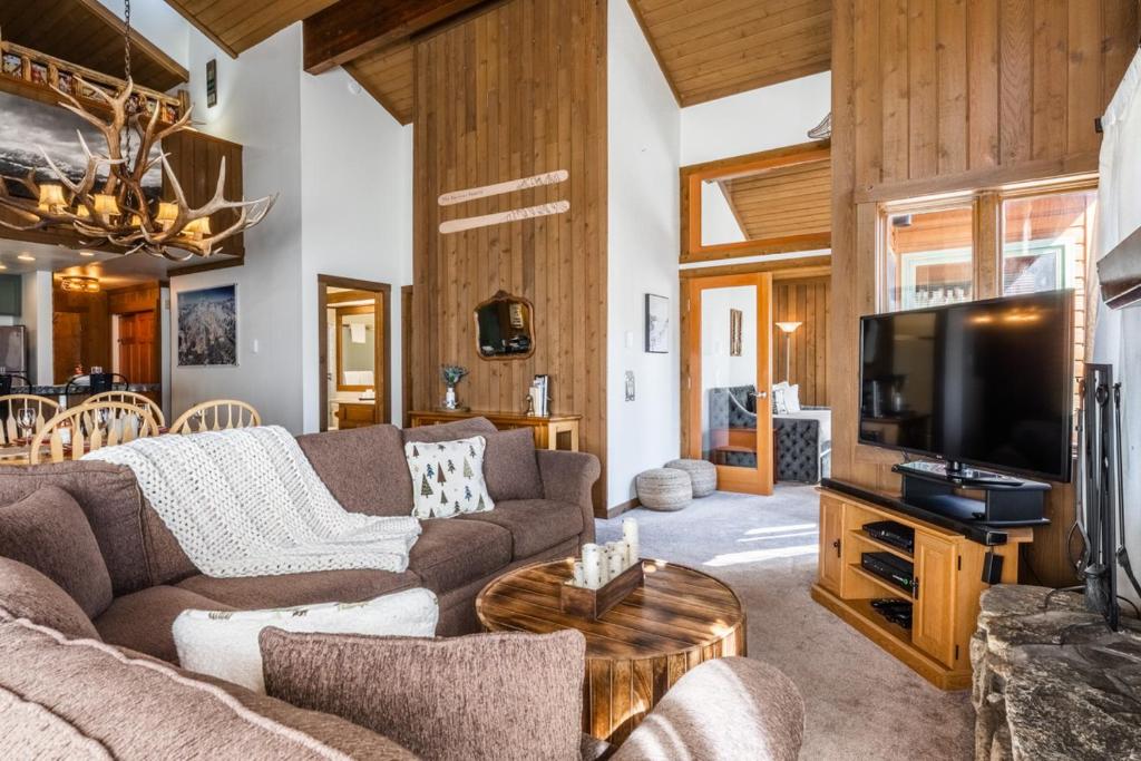 a living room with a couch and a television at Mountainback 19 in Mammoth Lakes
