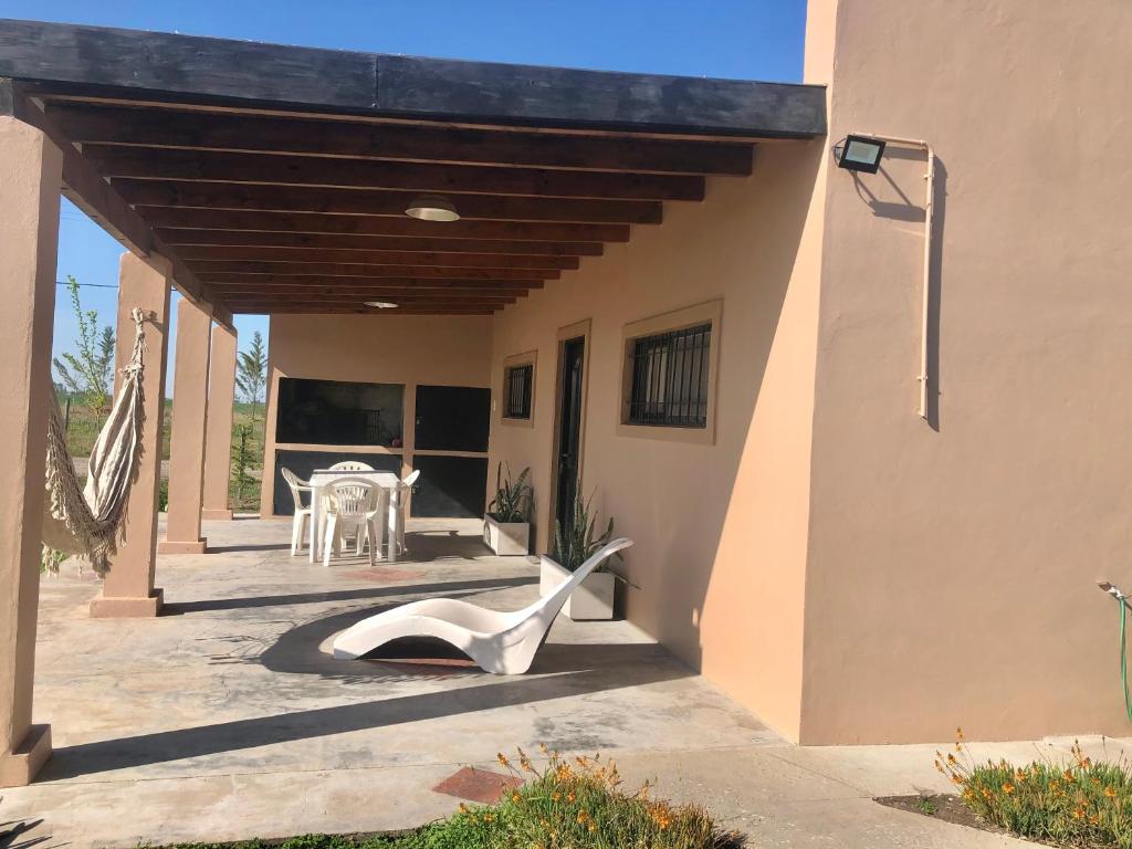 un patio con una silla blanca y una mesa en Las Marías en Azcuénaga