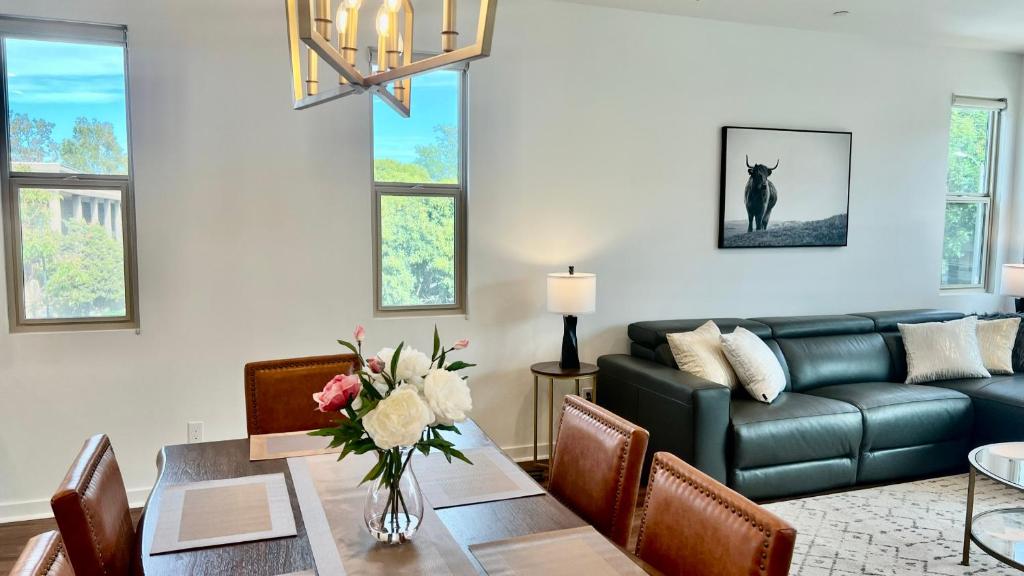 uma sala de estar com um sofá e uma mesa em Casa Dolce Vita - A Luxury Modern-Vintage Stay - Get Deals on Monthly - 30-Night Minimum em Irvine