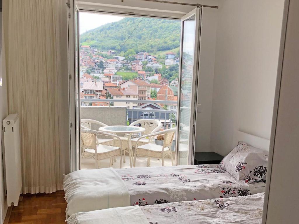 - une chambre avec un lit et un balcon avec vue dans l'établissement Central Private Apartment with Views, à Peje