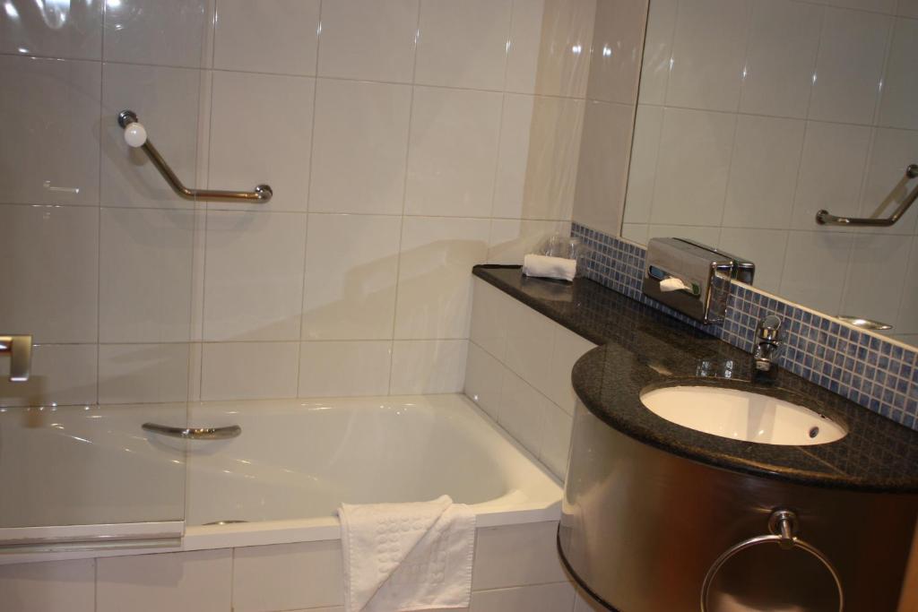 Holiday Inn Express Molins de Rei by IHG - Habitación Doble Estándar - Desayuno Gratis