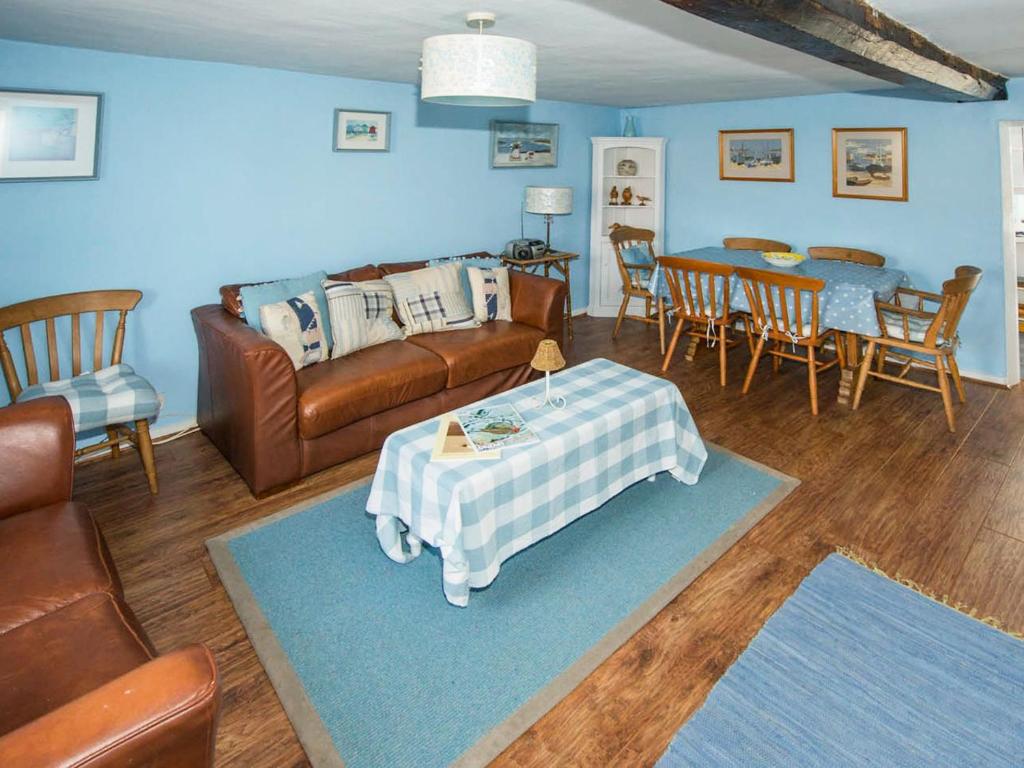 ブレイクニーにあるDelphinium Cottage - Ukc2843のリビングルーム(ソファ、テーブル付)