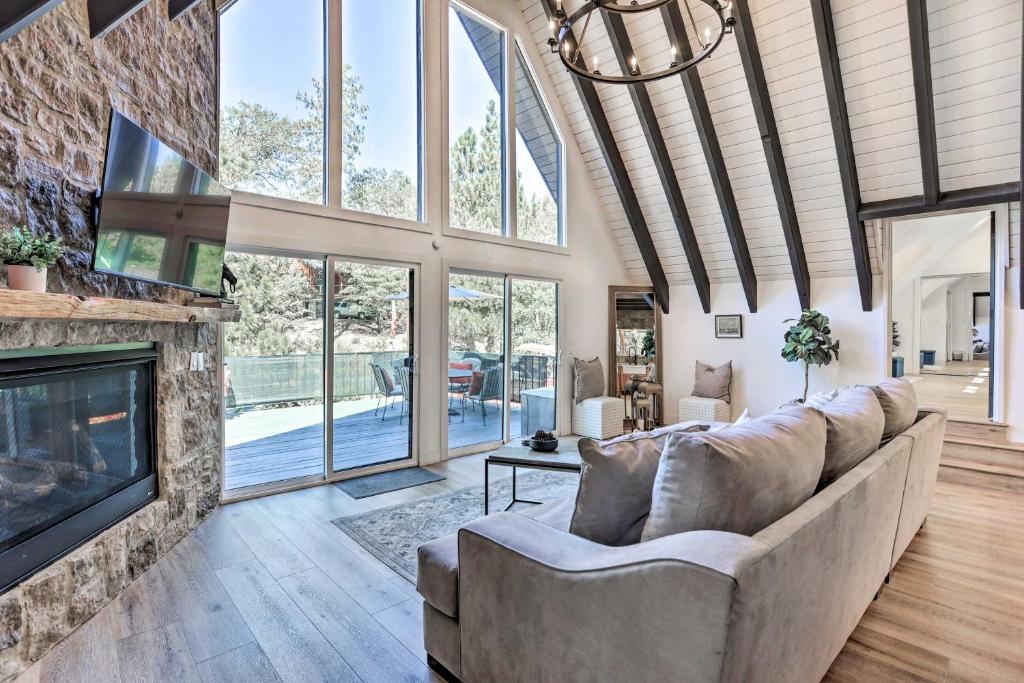 Una sala de estar con un sofá y una chimenea. en Luxe Timberland Villa with Lake Arrowhead Access!, en Lake Arrowhead