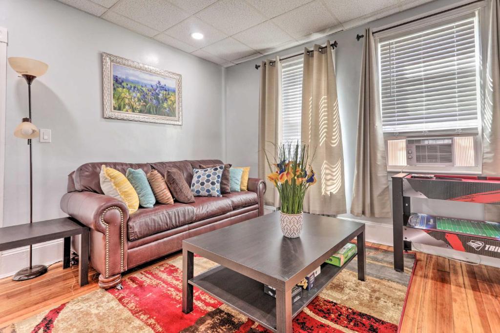 un soggiorno con divano e tavolo di Updated Stoughton Apartment with Shared Yard! a Stoughton