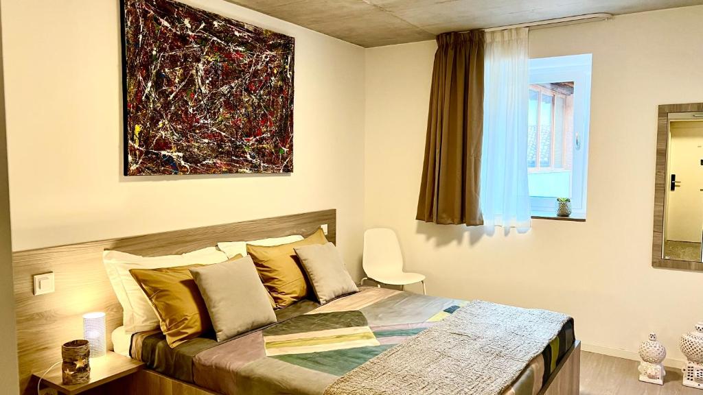 um quarto com uma cama e um quadro na parede em Regina Bed & Breakfast em Agno