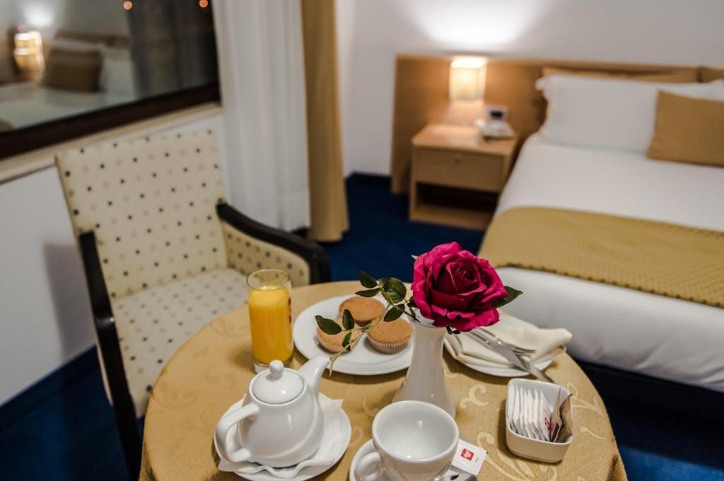 Postel nebo postele na pokoji v ubytování Hotel Airport Tirana