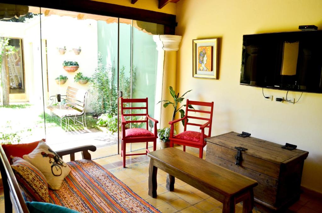 TV a/nebo společenská místnost v ubytování La Casona Hotel Boutique