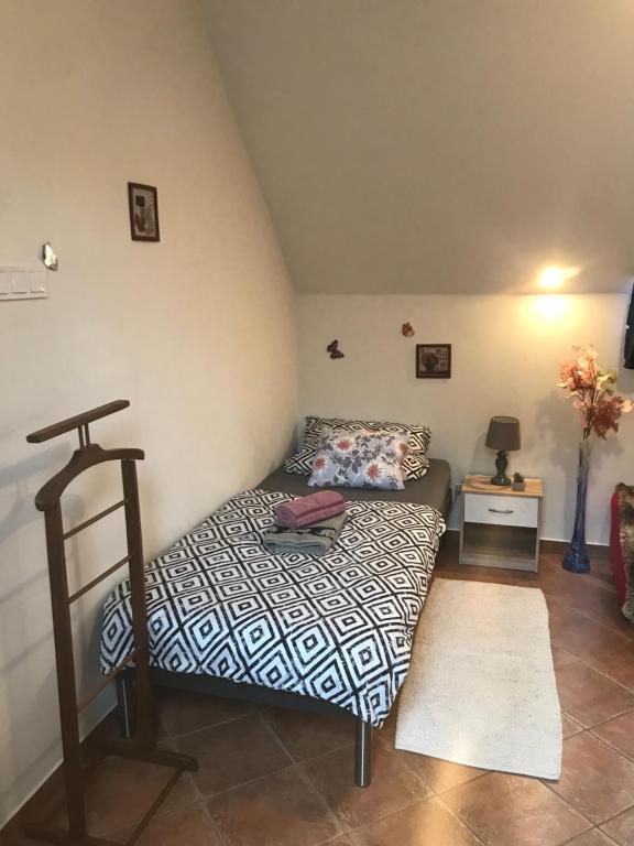 um pequeno quarto com uma cama e uma mesa em Erdey Apartman em Barcs