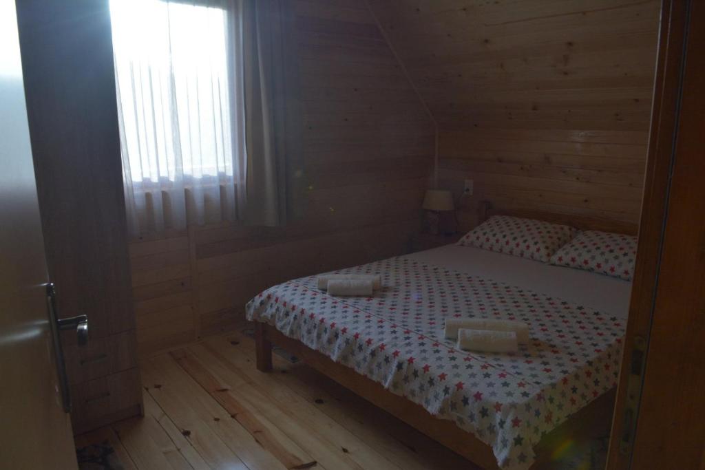 Uma cama ou camas num quarto em Dobar pogled
