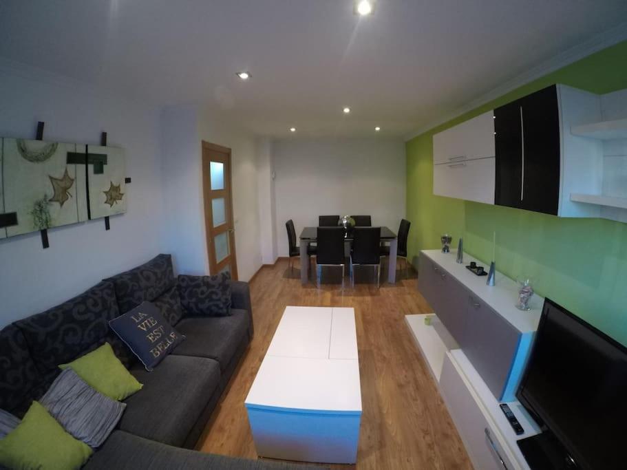 Televízia a/alebo spoločenská miestnosť v ubytovaní Apartamento Rachel