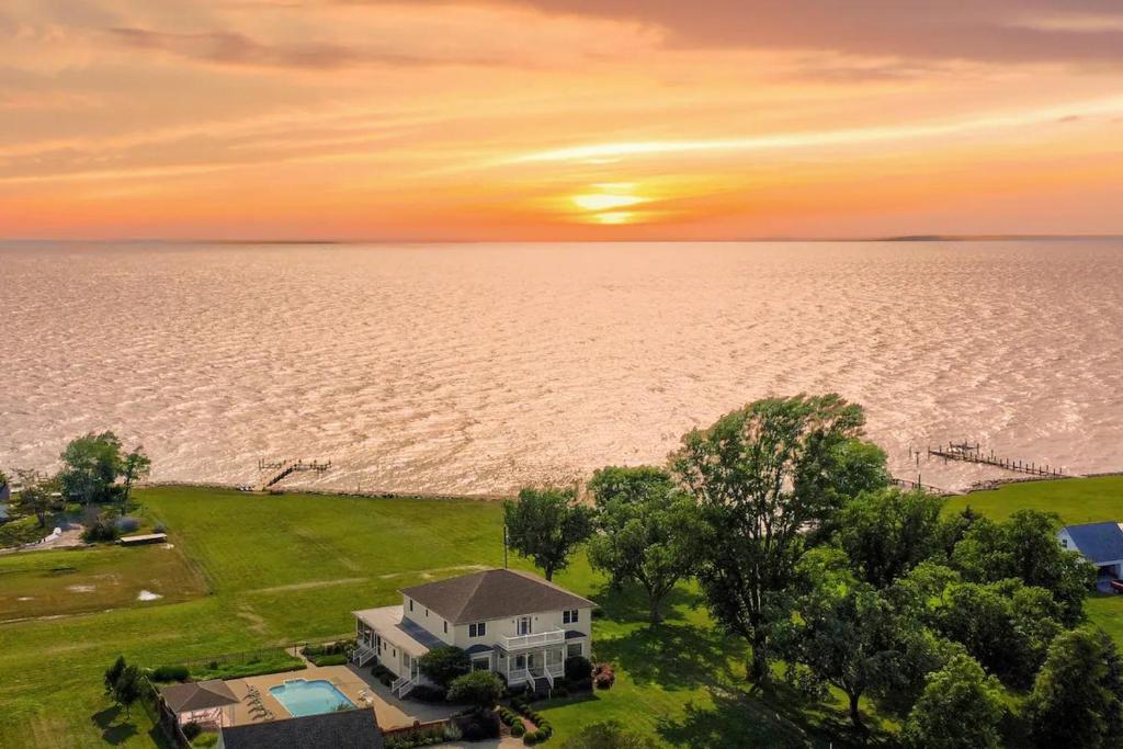 6bd on Chesapeake with Pool Hot Tub and Crab, Fishing Creek (updated