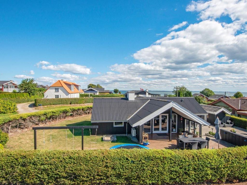 een luchtzicht op een huis met een achtertuin bij 7 person holiday home in Hejls-By Traum in Hejls