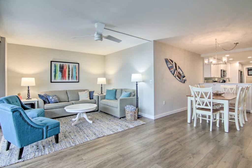 sala de estar con sofá y mesa en Fully Renovated Ocean Front Condo at Sea Colony, en Bethany Beach