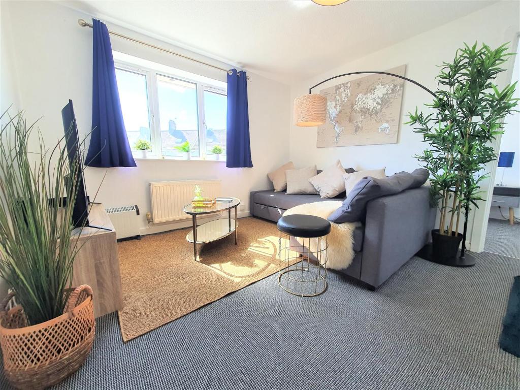 een woonkamer met een bank en een tafel bij Thesiger Court Apartments - Free Private Parking - by Property Promise in Cardiff