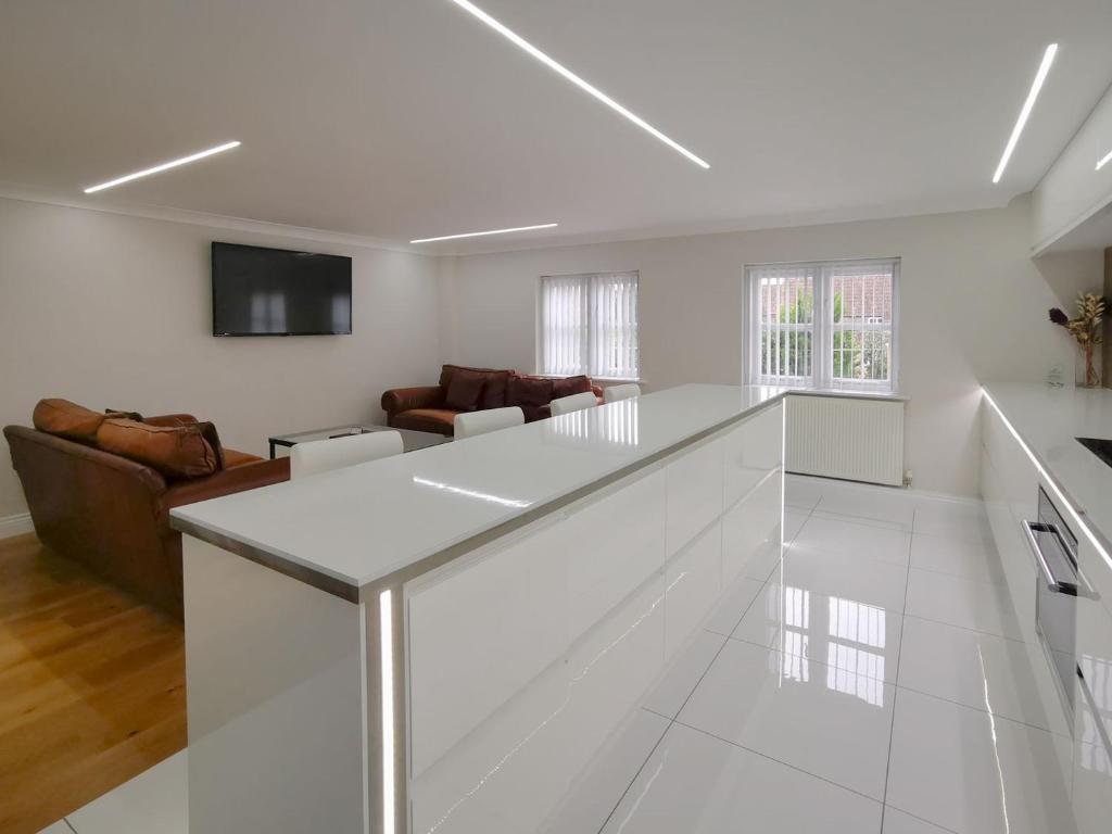 cocina y sala de estar con encimera blanca en Hollies Cottage 4 - Ukc4517 en Martock