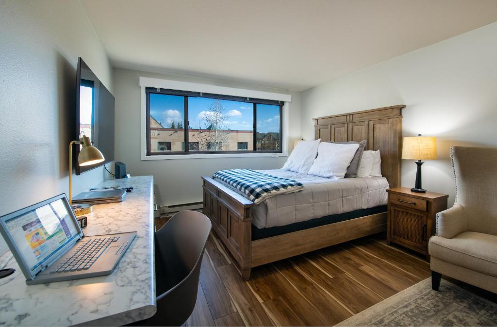 Postel nebo postele na pokoji v ubytování Cedar Lodge Buffalo Studio Condo: Great Frisco Location