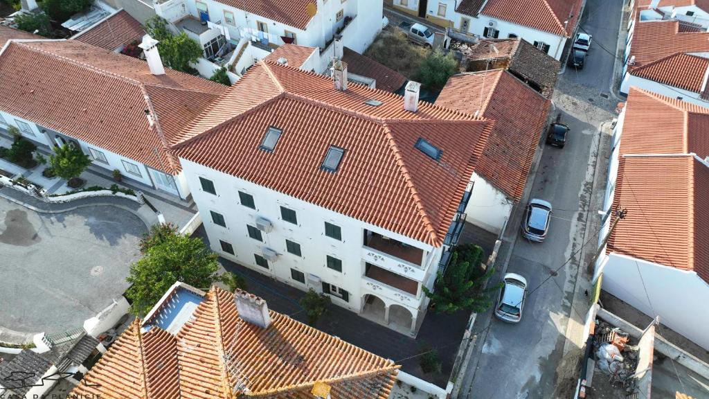 une vue sur un grand bâtiment blanc avec des toits rouges dans l'établissement Casa Da Planicie, à Reguengos de Monsaraz