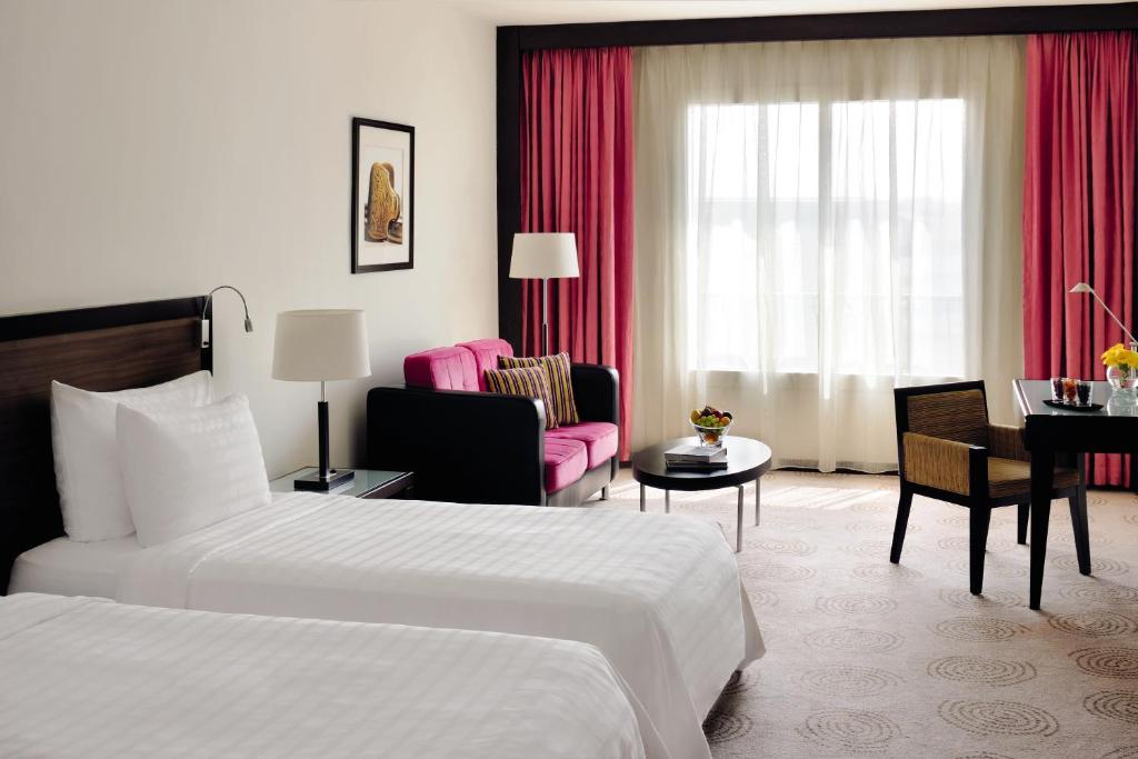 Postel nebo postele na pokoji v ubytování Avani Deira Dubai Hotel