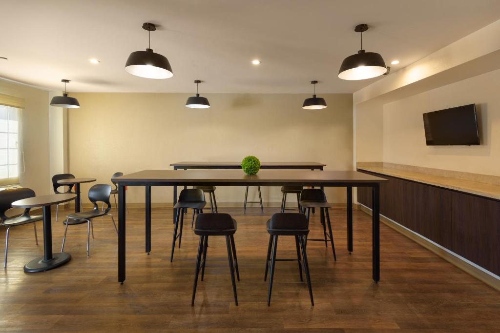 TV a/nebo společenská místnost v ubytování Extended Suites Queretaro Juriquilla