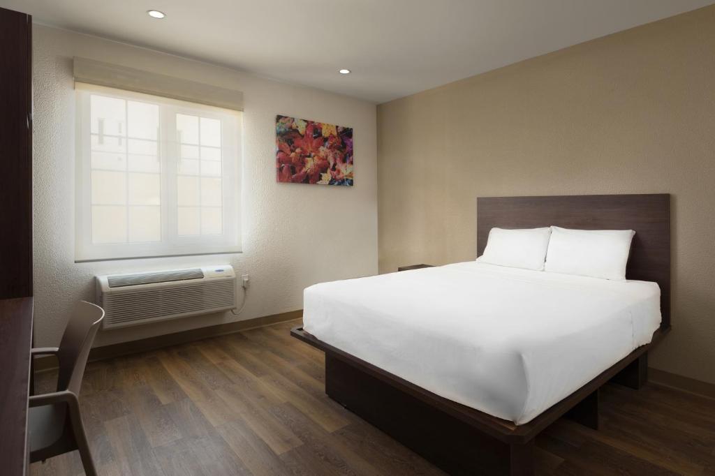 Postel nebo postele na pokoji v ubytování Extended Suites Queretaro Juriquilla
