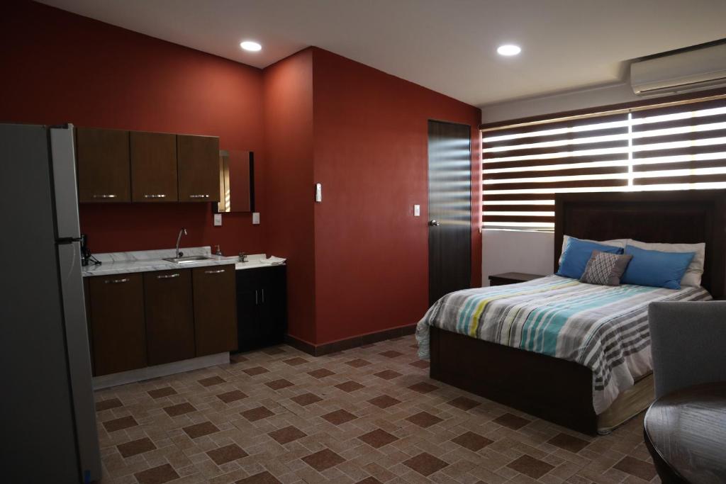 1 dormitorio con 1 cama y lavamanos. en Departamentos Bonsai en Torreón