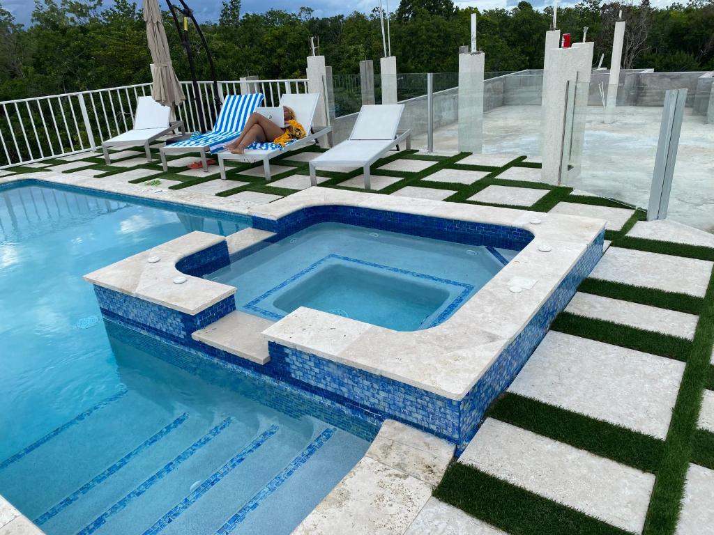 Bazén v ubytování Luxury Studio Rooftop Pool n View unit #4 nebo v jeho okolí