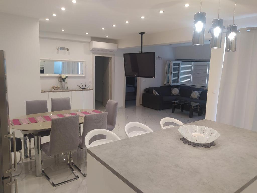 Kuchyňa alebo kuchynka v ubytovaní Apartmani Trubi 3