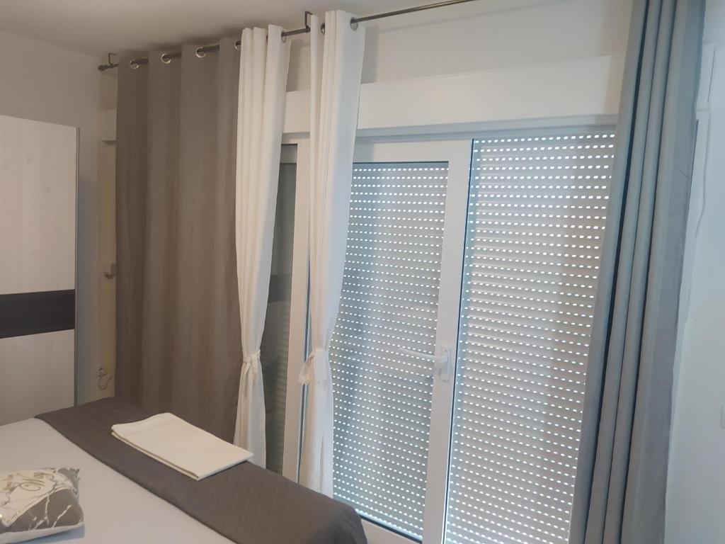 Posteľ alebo postele v izbe v ubytovaní Apartmani Trubi 3