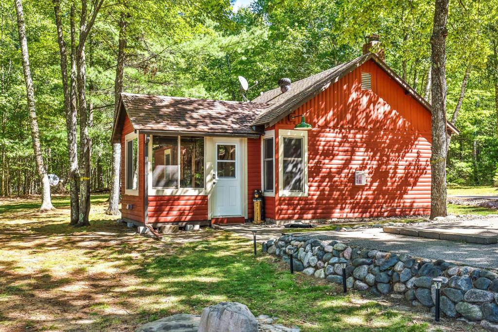 ein rotes winziges Haus im Wald in der Unterkunft The Nut House in Eagle River