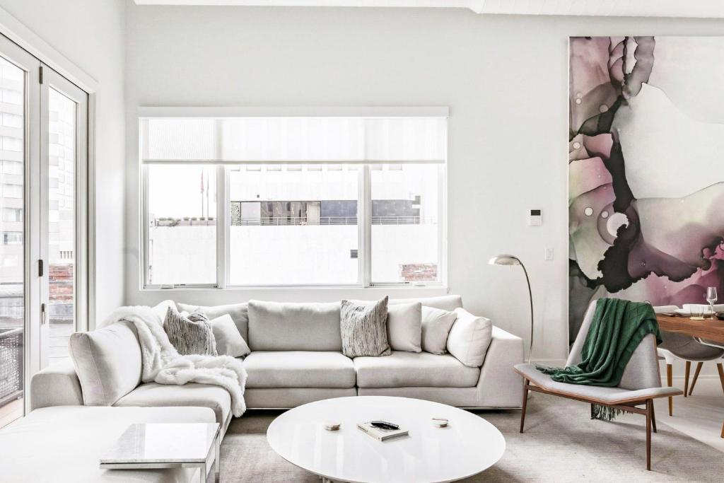 una sala de estar con un sofá y una mesa en Rooftop Condo, en Nashville
