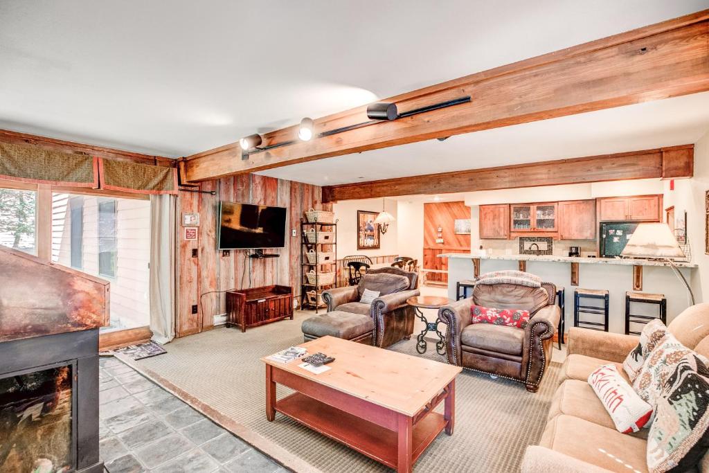 Sawmill Creek Blue Stag Condo SkiIn Walk To Shuttle Main St