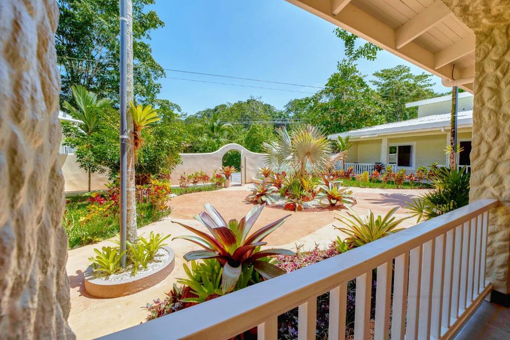 un balcón con un montón de plantas en un patio en Villa Casa Azul & Arena Blanca Apartamentos en Puerto Viejo
