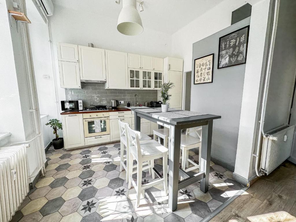 A kitchen or kitchenette at Dob Duplex Apartment