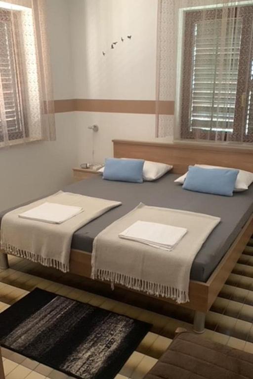 Posteľ alebo postele v izbe v ubytovaní Apartments and rooms by the sea Starigrad, Paklenica - 6591