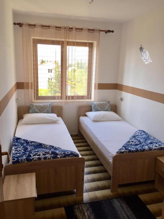 Posteľ alebo postele v izbe v ubytovaní Apartments and rooms by the sea Starigrad, Paklenica - 6591